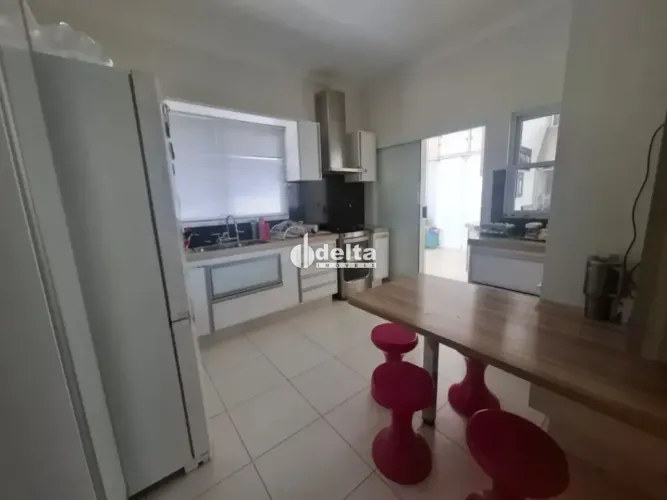 Casa residencial com 3 quartos disponível para venda no bairro Santa Mônica em Uberlândia-