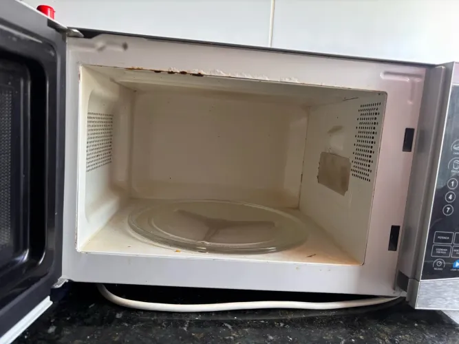 Doação de forno microondas, liga e roda normal, apenas nao está esquentando. 