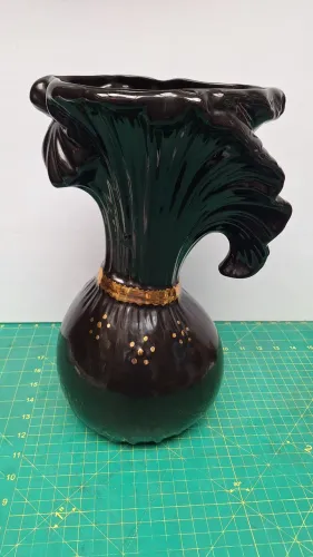 Lindo vaso della robbia preto c/ detalhes em dourado 35 cm 
