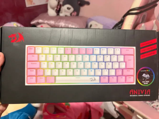 Teclado mecânico Anivia Redragon branco e rosa