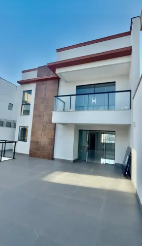 Casa Duplex 03 quartos com suíte em excelente localização no Residencial Riviera