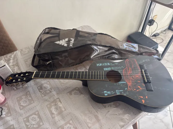 Vendo violão infanto-juvenil sem uso.