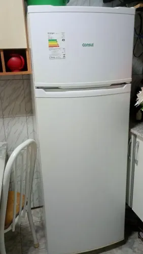 Uma geladeira usada porém ,bem conservada