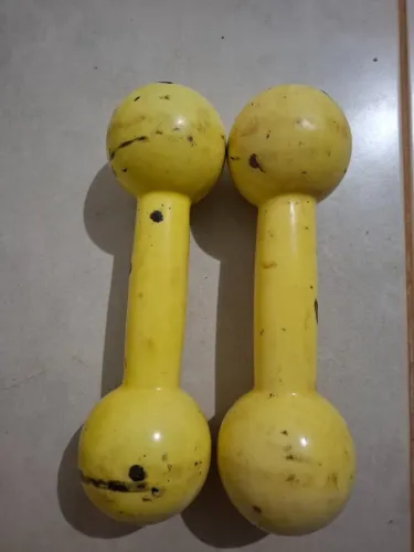 Vendo Par Halteres Emborrachados 6kg cada Total de 12kg os 2, valor R$ 150,00 passo cartão