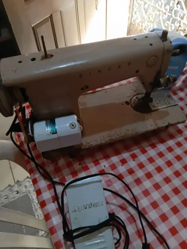 Maquina de custura Singer,funciona mais tem q fazer revisão
