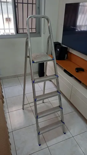 Escada de alumínio dobrável