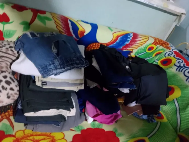 Vende-se uma sacola de Roupas 