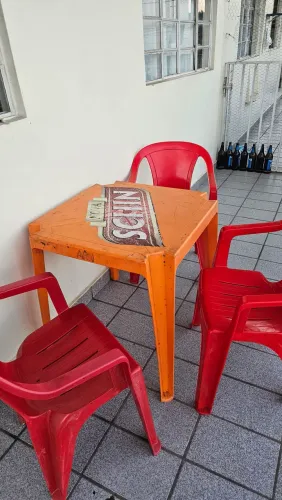 Mesa com 3 cadeiras de plástico 