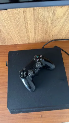 Vendo ps4 todo original 1 manete , FIFA 26 , GT5 etc... Por 1450.