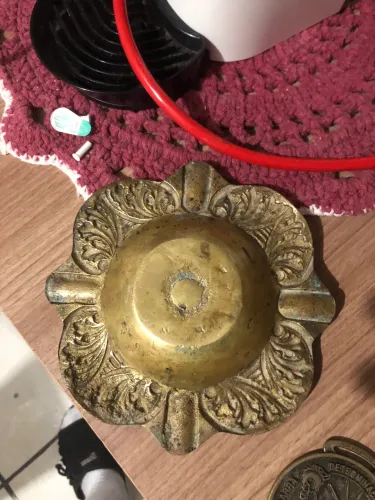 Vendo cinzeiro de bronze formato de flor 