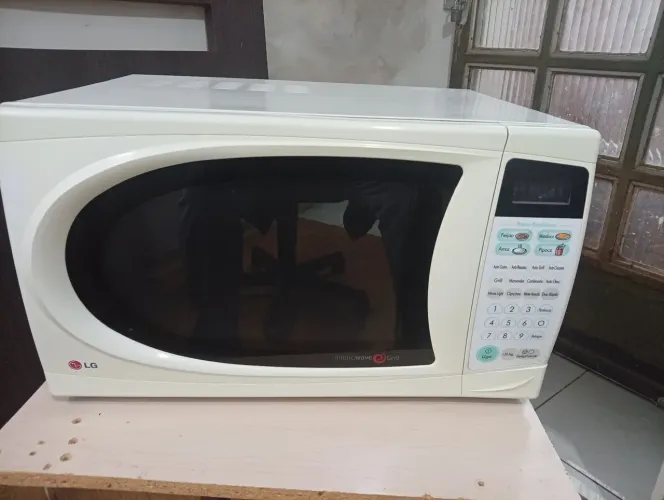 Microondas LG intellowave grill de 30 litros, semi novo impecável