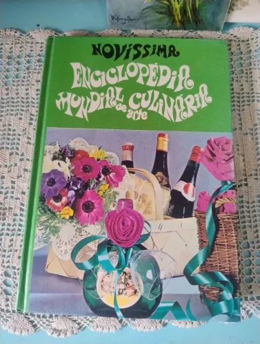 Antigo livro Novíssima Enciclopédia Mundial de Arte Culinária antigo