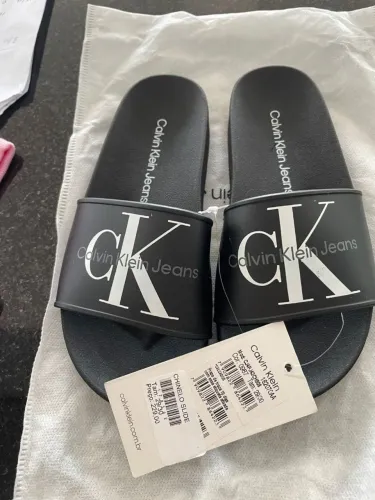 Chinelo infantil da Calvin Klein 