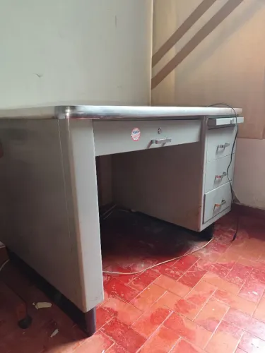 Escrivaninha em aço