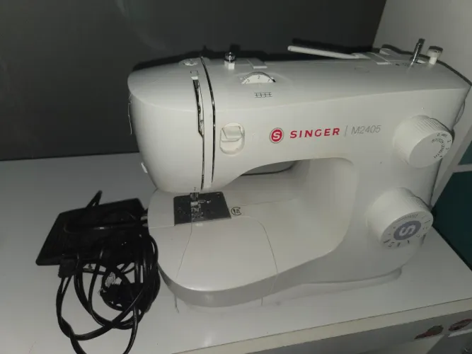 Máquina de costura Singer M2405