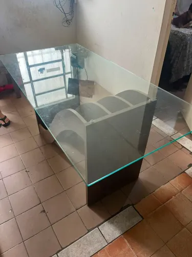 Mesa para 6 cadeiras de vidro temperado em perfeito estado...