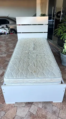 Vendo Cama de solteiro Branca