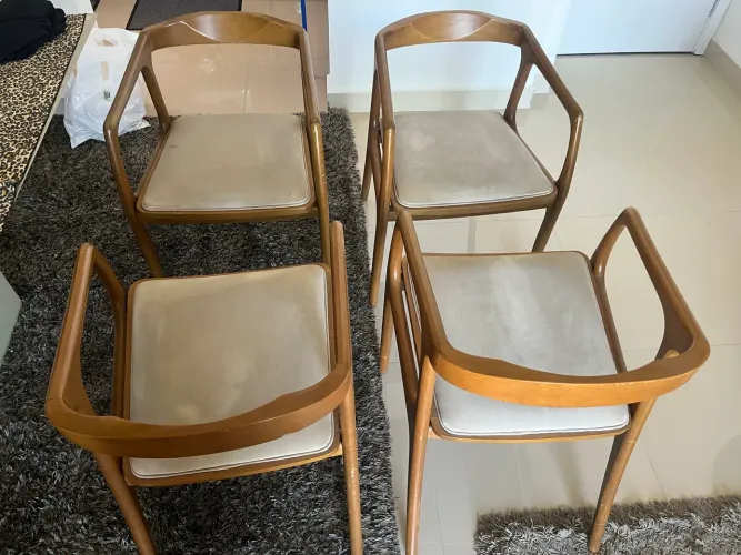 Poltronas Gina em madeira maciça e verniz 