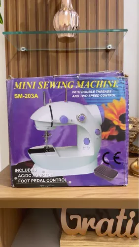 Vendo ou troco Mini máquina de costura nova 