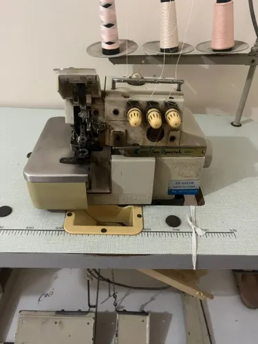 Costura industrial overloque (overlock) da marca Sun Special, modelo SS-8803W.