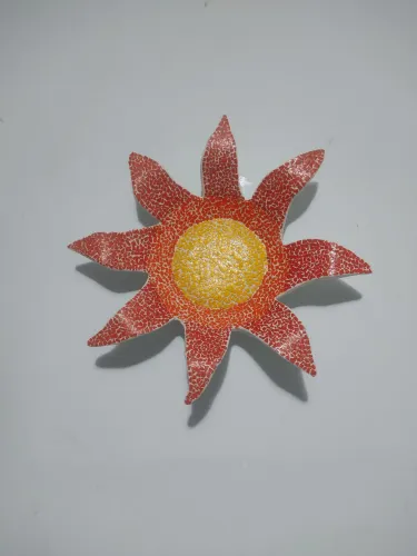 Sol em papel machê com mosaico 31 cm