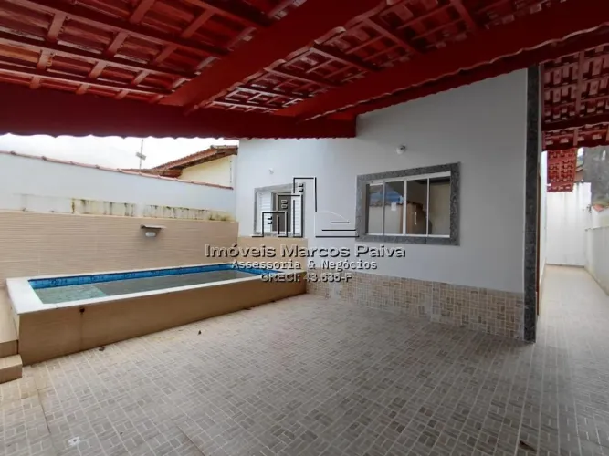 Espaçosa Casa Térrea com Piscina à Venda em Vera Cruz, Mongaguá