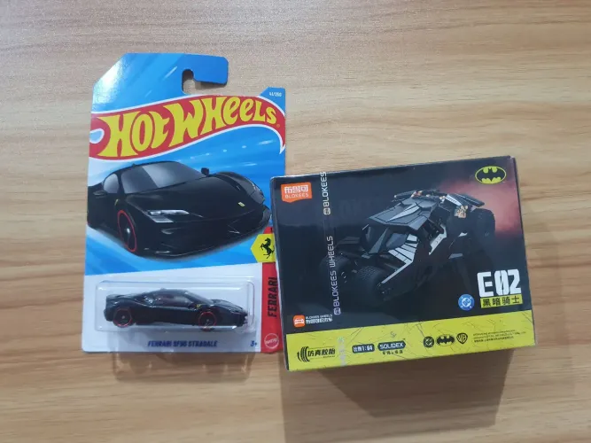 Pack Batmovel Blokkees e Ferrari Hot Wheels