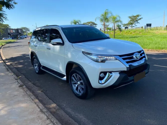 Toyota Hilux SW4 SRX 4X4 2.8 TDI 16V Dies. Aut. 2017