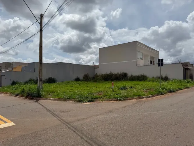 Lote comercial 358m² na Av. Cerejeiras Esquina, frente ampla e excelente fluxo Anápolis