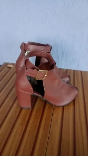 Sandália feminina salto quadrado