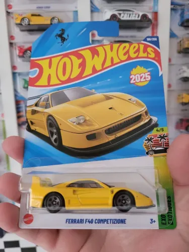 Ferrari F40 Competizione Amarela 2025 Hot Wheels.