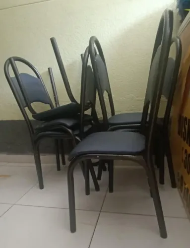Cadeira colonial em aço com assento e encosto confortável 