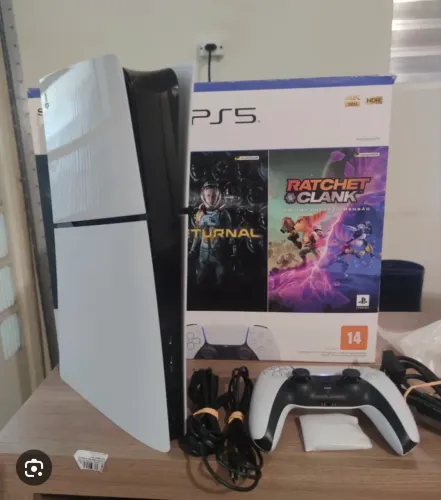 PlayStation 5 Slim 2 controles e cabo para carregar.