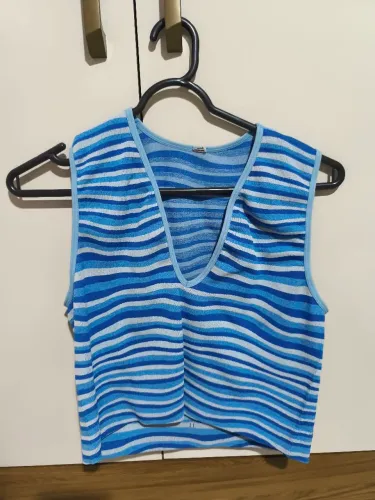 Cropped regata listrada azul com decote V