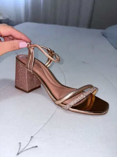 Roupas e sapatos em ótimo estado de conservação!