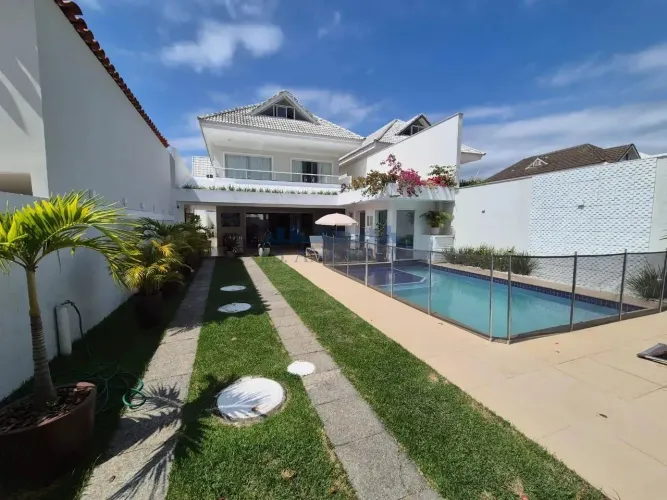 Casa reformada 5 suites, 386m², piscina, sauna, espaço gourmet em excelente condomínio