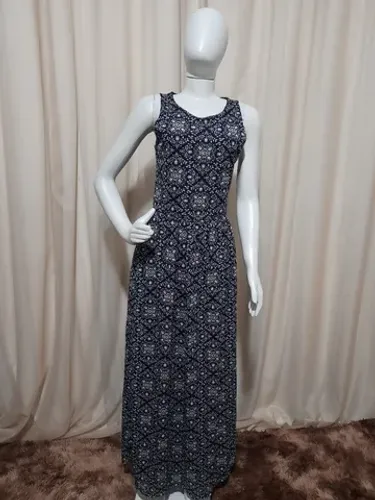 Vestido estampado longo da YESSICA, azul marinho.