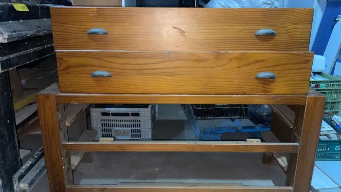 Armário com gaveta todo em madeira