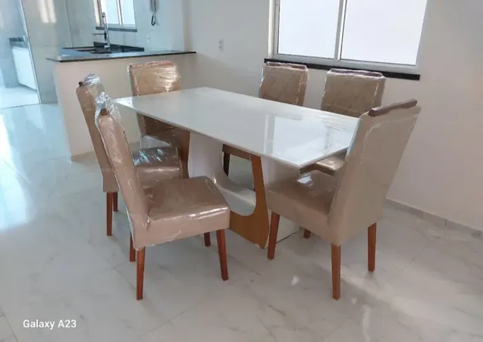 Mesa e Cadeiras Vidro Laqueado  A.L.T.O P.A.D.R.Ã.O (Nova)