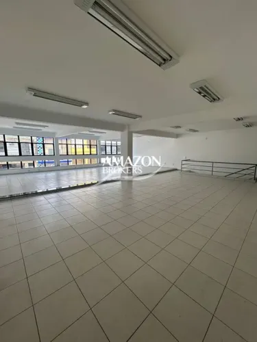 Centro - 1.900 m2 - 09 salões - 10 vagas - Ponto comercial - Alugo