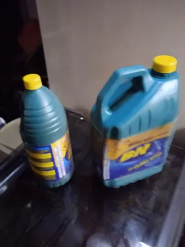 Embalagens usadas de água sanitária (tenho 59 unidades)