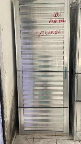 PORTA EM ALUMÍNIO BRILHANTE