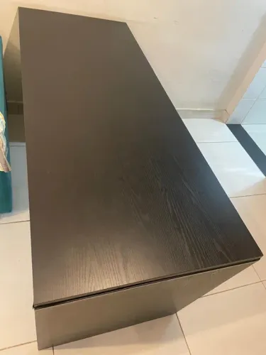 Mesa de Escritório em Madeira com Gaveteiro - Estilo e Funcionalidade a Preço Especial!
