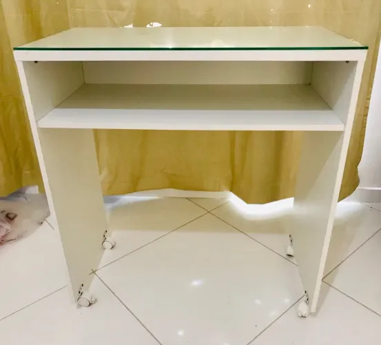 Mesa de manicure branca com vidro e rodinhas