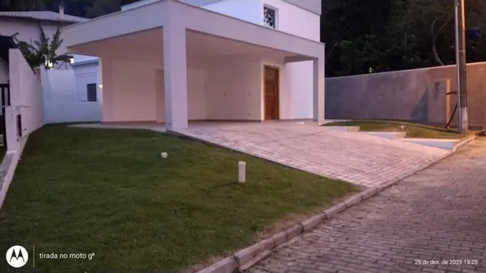 CASA NOVA e SEMI-MOBILIADA em CONDOMÍNIO FECHADO NA CACHOEIRA DO BOM JESUS