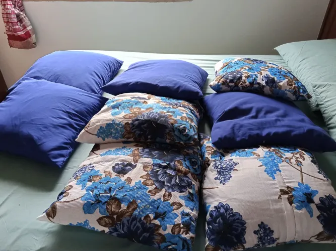 mesa que vira Banco de madeira com 8 almofadadas