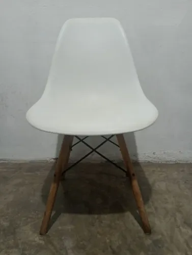 Cadeira Eifell branca, conjunto com 4 e mesa