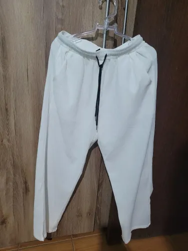 Calça branca de tecido leve