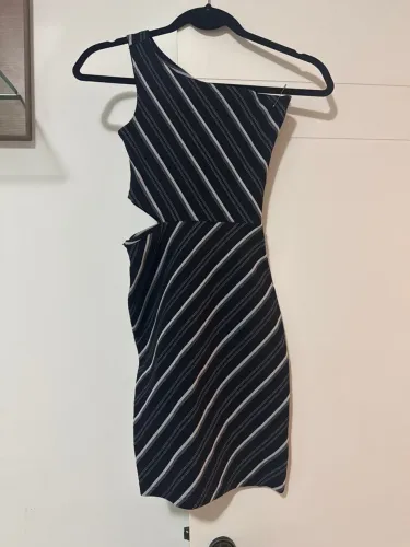 Vestido preto com listras