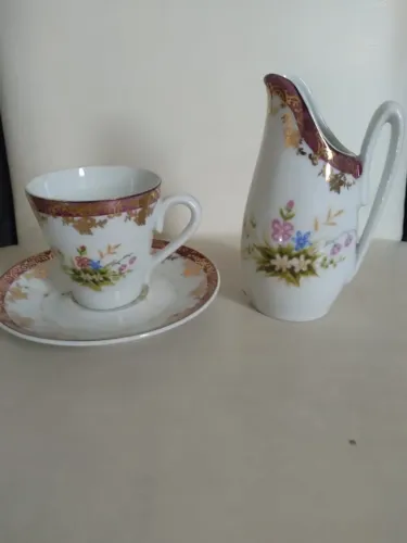 Cremeira e xícara, em porcelana fina Steatita